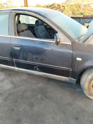 Foto de PUERTA DELANTERA DERECHA AUDI A6 BERLINA (4B2) 1.8 20V Turbo (150 CV / 110 KW)