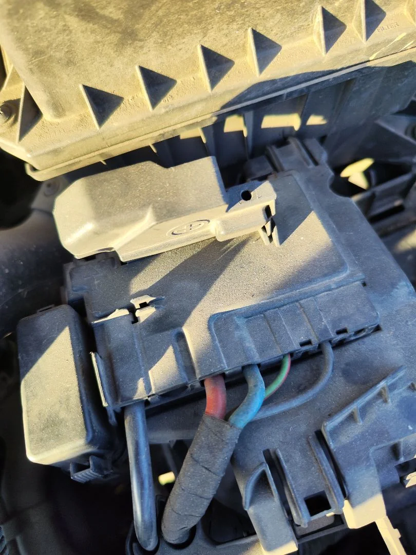 Foto de CAJA RELES / FUSIBLES VOLKSWAGEN POLO V (6R1) 1.2 (60 CV / 44 KW)