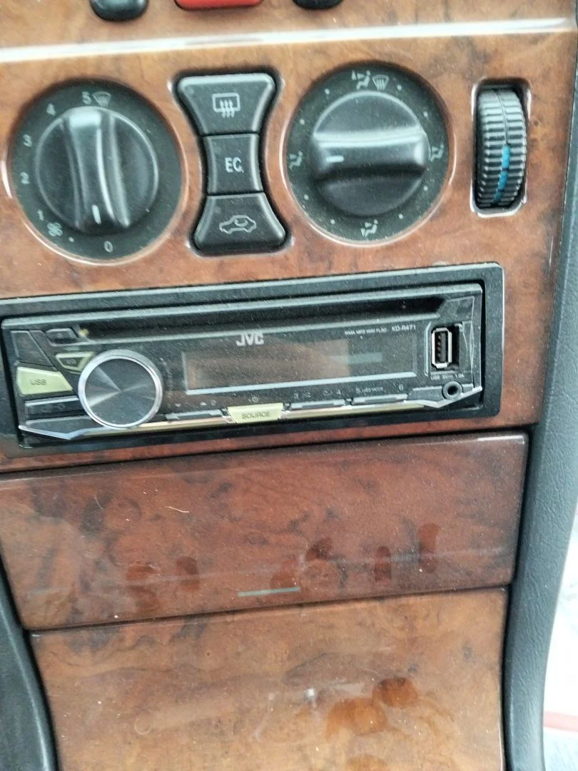 Foto de SISTEMA AUDIO / RADIO CD MERCEDES-BENZ CLASE E (BM 210) BERLINA 3.0 Diesel CAT (136 CV / 100 KW)