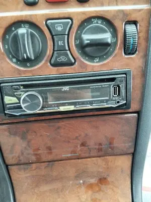 Foto de SISTEMA AUDIO / RADIO CD MERCEDES-BENZ CLASE E (BM 210) BERLINA 3.0 Diesel CAT (136 CV / 100 KW)
