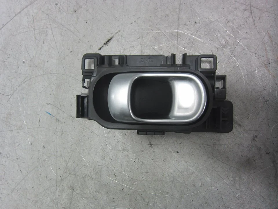 Foto de MANETA INTERIOR TRASERA IZQUIERDA CITROEN C4 CACTUS 1.2 12V VTi (82 CV / 60 KW) referencia 98012886UU