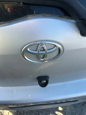 Foto de CERRADURA MALETERO / PORTON TOYOTA YARIS (KSP9/SCP9/NLP9) 1.3 16V CAT (101 CV / 74 KW) referencia 693500D051