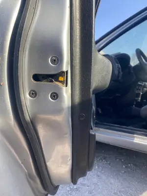 Foto de CERRADURA PUERTA DELANTERA IZQUIERDA NISSAN ALMERA (N15) 2.0 Diesel (75 CV / 55 KW)