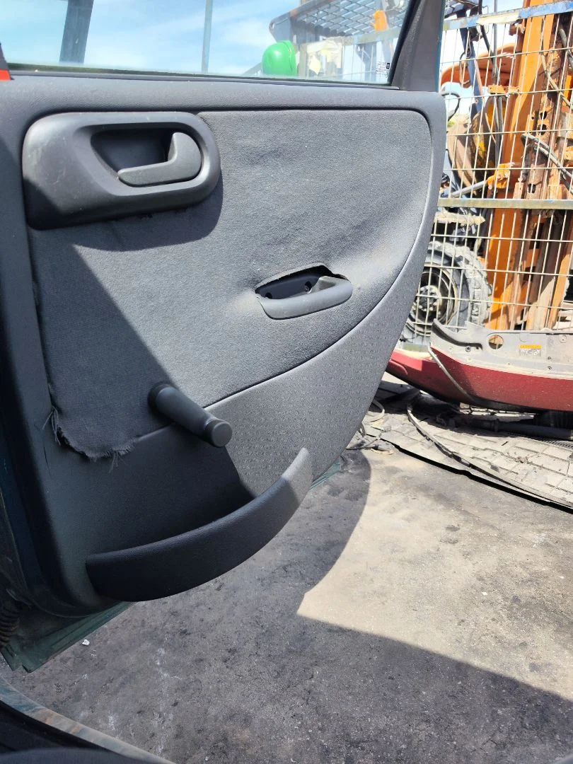 Foto de GUARNECIDO PUERTA TRASERA DERECHA OPEL CORSA C 1.7 16V DI CAT (Y 17 DTL / LK8) (65 CV / 48 KW) referencia 13106196