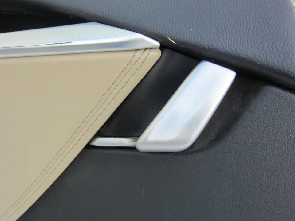 Foto de MANETA INTERIOR TRASERA IZQUIERDA TESLA MODEL S eléctrico 270 kW (367 CV / 270 KW)