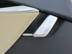 Foto de MANETA INTERIOR TRASERA IZQUIERDA TESLA MODEL S eléctrico 270 kW (367 CV / 270 KW)