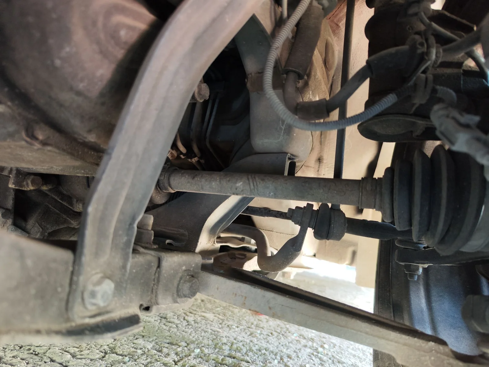 Foto de BRAZO SUSPENSION DELANTERO IZQUIERDO FORD KA (CCU) 1.3 TDCi CAT (75 CV / 55 KW)