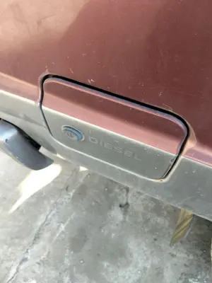 Foto de TAPA EXTERIOR COMBUSTIBLE NISSAN VANETTE (C220) 2.0 Diesel (67 CV / 49 KW)