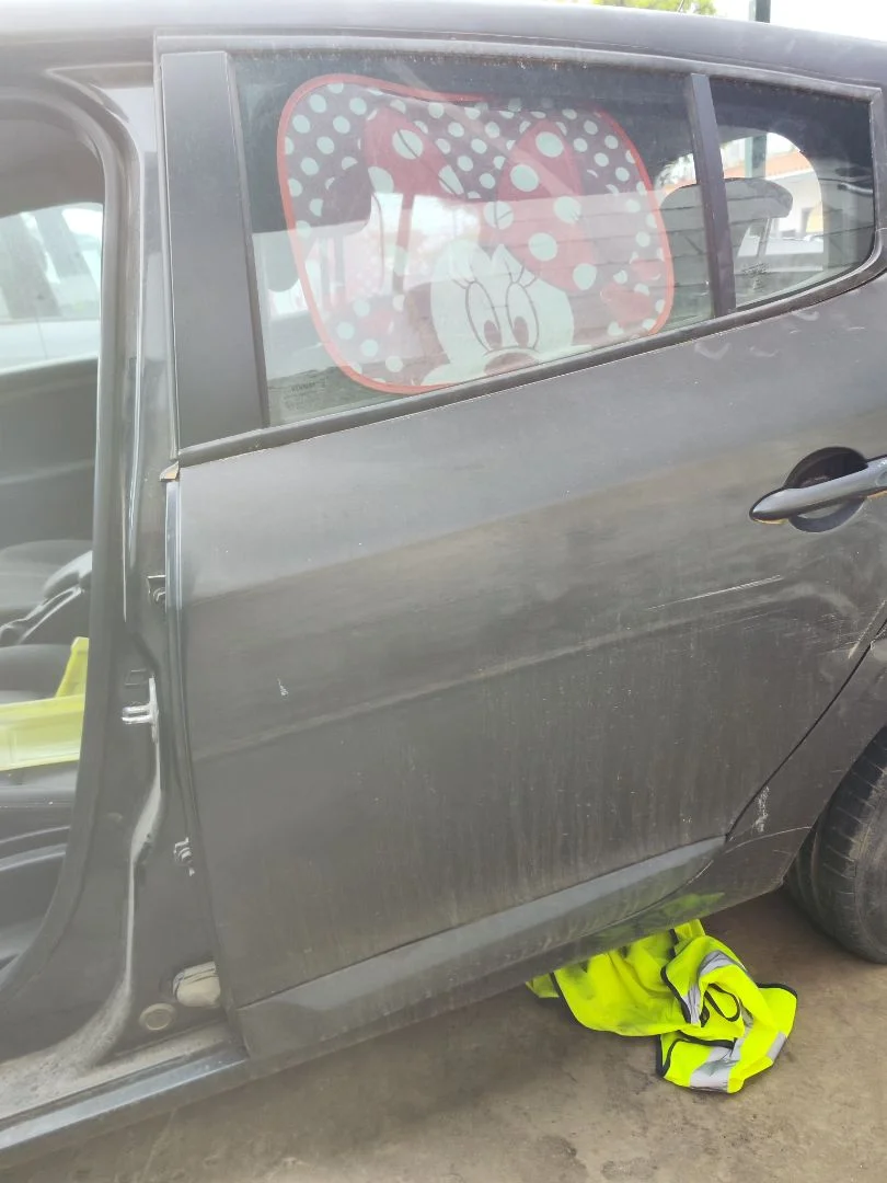 Foto de PUERTA TRASERA IZQUIERDA RENAULT MEGANE III BERLINA 5P 1.5 dCi Diesel FAP (110 CV / 81 KW) referencia 821003885R
