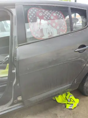 Foto de PUERTA TRASERA IZQUIERDA RENAULT MEGANE III BERLINA 5P 1.5 dCi Diesel FAP (110 CV / 81 KW) referencia 821003885R
