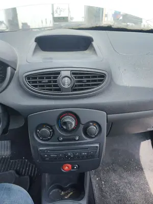 Foto de CONSOLA CENTRAL RENAULT CLIO III 1.2 16V (75 CV / 55 KW)