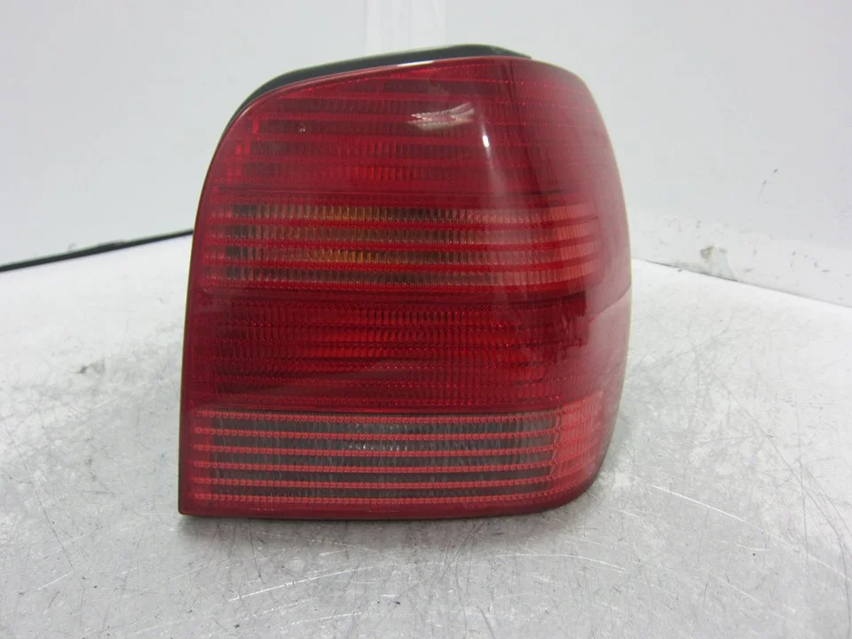 Foto de PILOTO TRASERO DERECHO VOLKSWAGEN POLO III BERLINA (6N2) referencia 6N0945257B