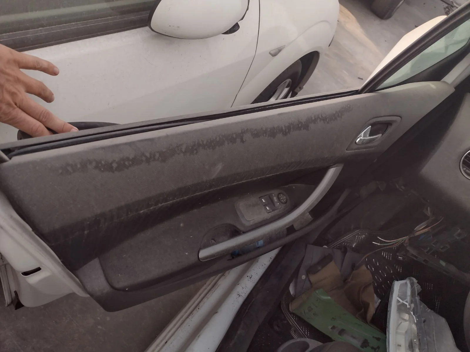 Foto de GUARNECIDO PUERTA DELANTERA IZQUIERDA PEUGEOT 308 1.6 16V HDi FAP (92 CV / 68 KW) referencia 9342Q5