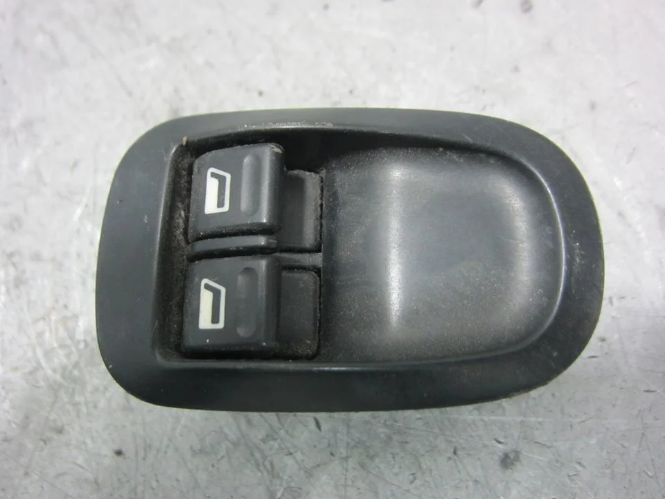 Foto de MANDO ELEVALUNAS TRASERO IZQUIERDO PEUGEOT 206 1.4 HDi (68 CV / 50 KW) referencia 96316306XT