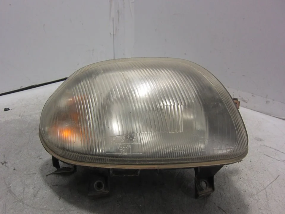 Foto de FARO DERECHO RENAULT CLIO II FASE I (B/CB0) 1.2 (58 CV / 43 KW) referencia 084240