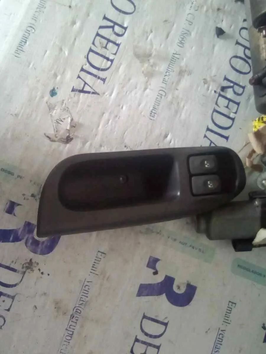Foto de MANDO ELEVALUNAS DELANTERO IZQUIERDO RENAULT SCENIC I (JA...) 1.6 16V (107 CV / 79 KW) referencia 7700432962
