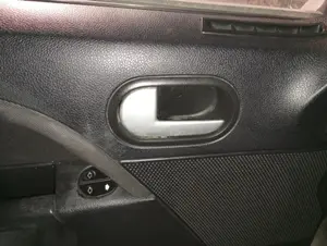 Foto de MANETA INTERIOR DELANTERA IZQUIERDA FORD FIESTA (CBK) 1.4 TDCi CAT (68 CV / 50 KW) referencia 1329937 foto 2
