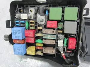 Foto de CAJA RELES / FUSIBLES CITROEN C-ELYSÉE 1.6 Blue-HDI FAP (99 CV / 73 KW) referencia 9671924480 foto 4