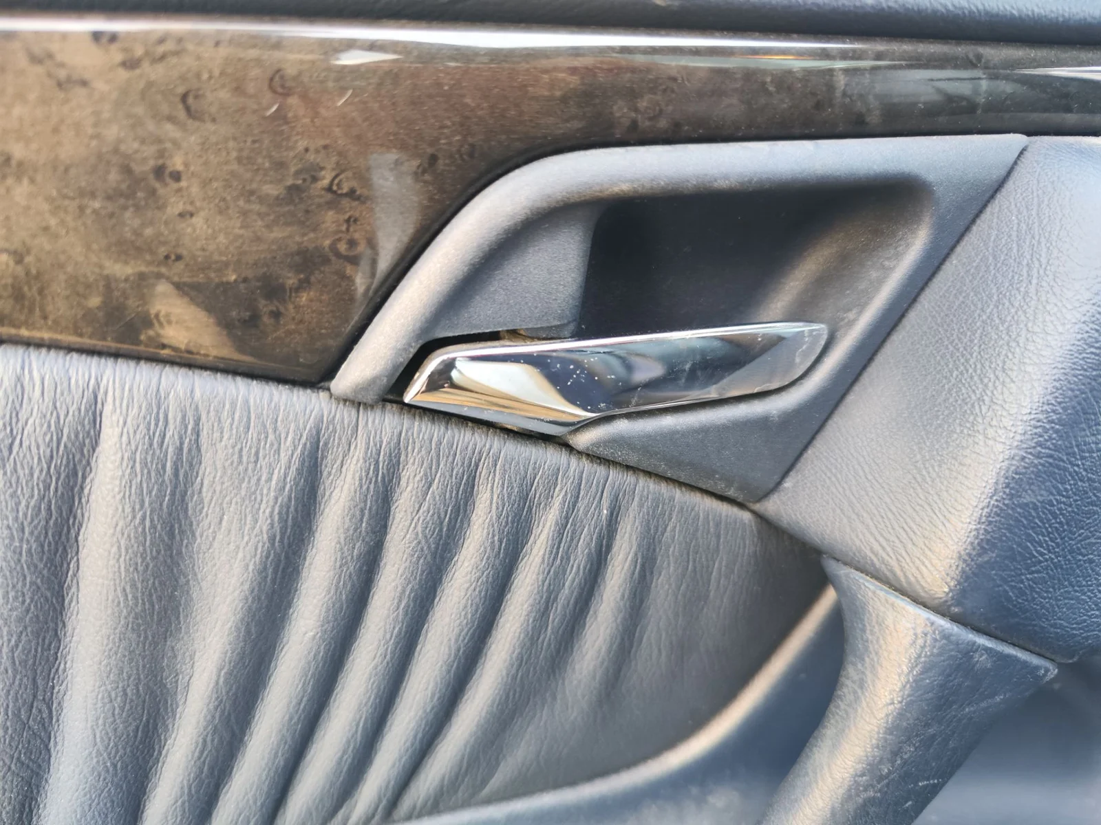 Foto de MANETA INTERIOR TRASERA IZQUIERDA MERCEDES-BENZ CLASE E (BM 210) BERLINA 3.0 Turbodiesel CAT (177 CV / 130 KW) referencia A2107660164 9B51