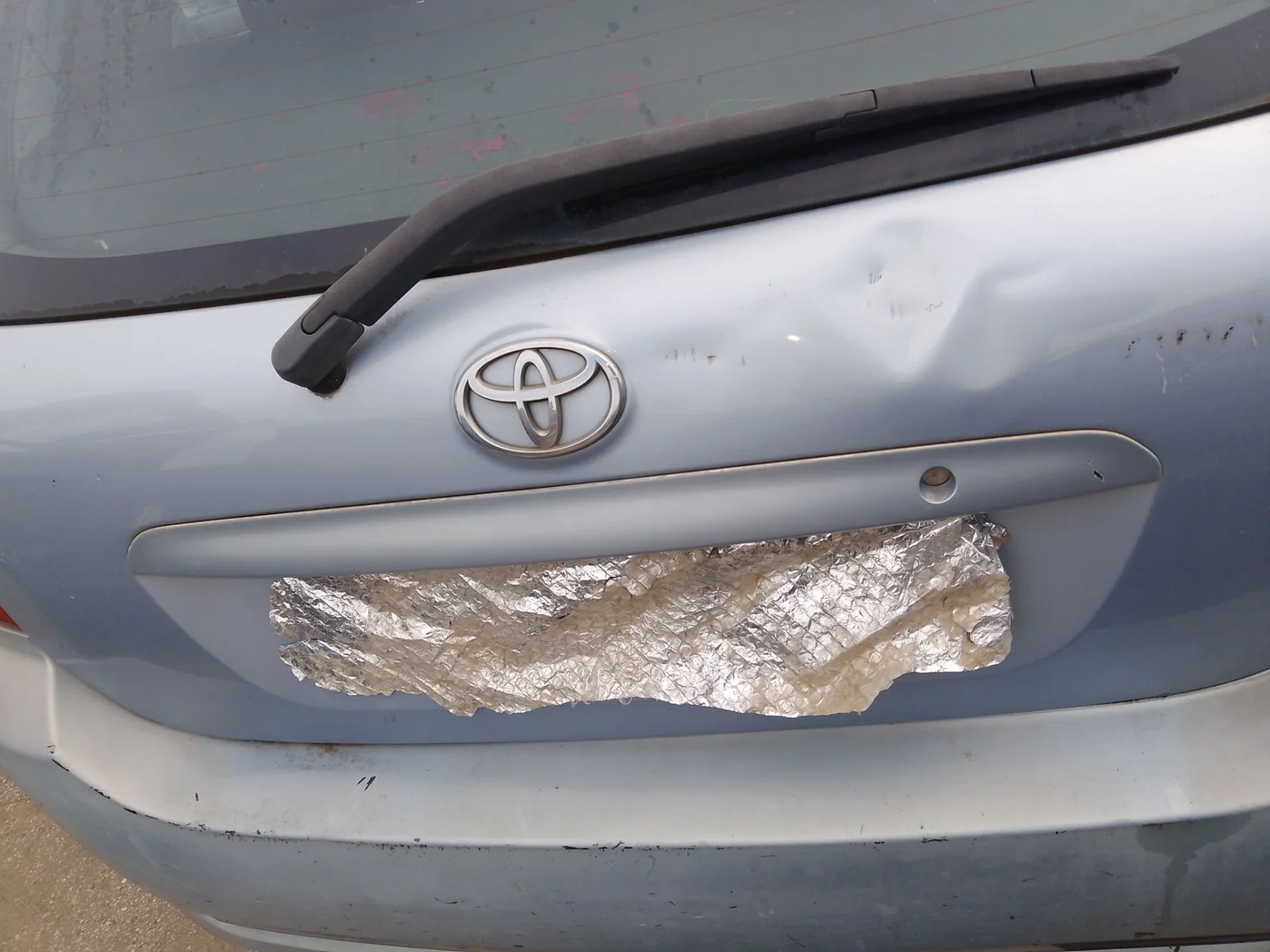Foto de CERRADURA MALETERO / PORTON TOYOTA COROLLA (E12) 1.4 16V CAT (97 CV / 71 KW)
