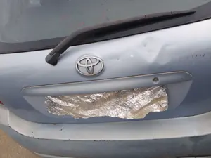 Foto de CERRADURA MALETERO / PORTON TOYOTA COROLLA (E12) 1.4 16V CAT (97 CV / 71 KW)