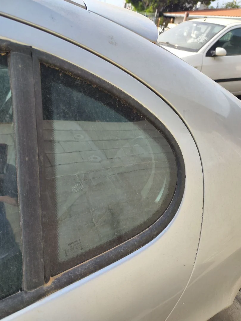 Foto de LUNA CUSTODIA TRASERA IZQUIERDA SEAT LEON (1M1) 1.6 (101 CV / 74 KW)