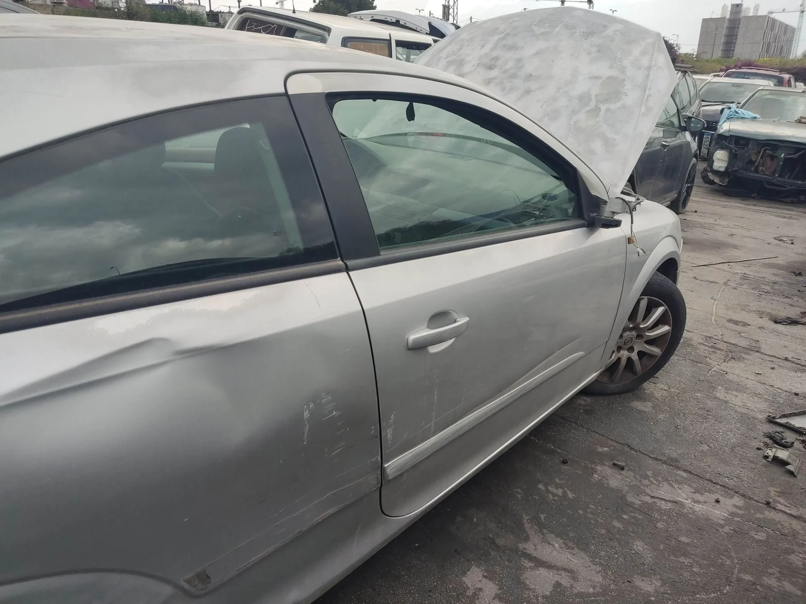 Foto de PUERTA DELANTERA DERECHA OPEL ASTRA H GTC 1.3 16V CDTI CAT (Z 13 DTH / L4I) (90 CV / 66 KW) referencia 94711560