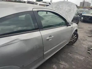 Foto de PUERTA DELANTERA DERECHA OPEL ASTRA H GTC 1.3 16V CDTI CAT (Z 13 DTH / L4I) (90 CV / 66 KW) referencia 94711560