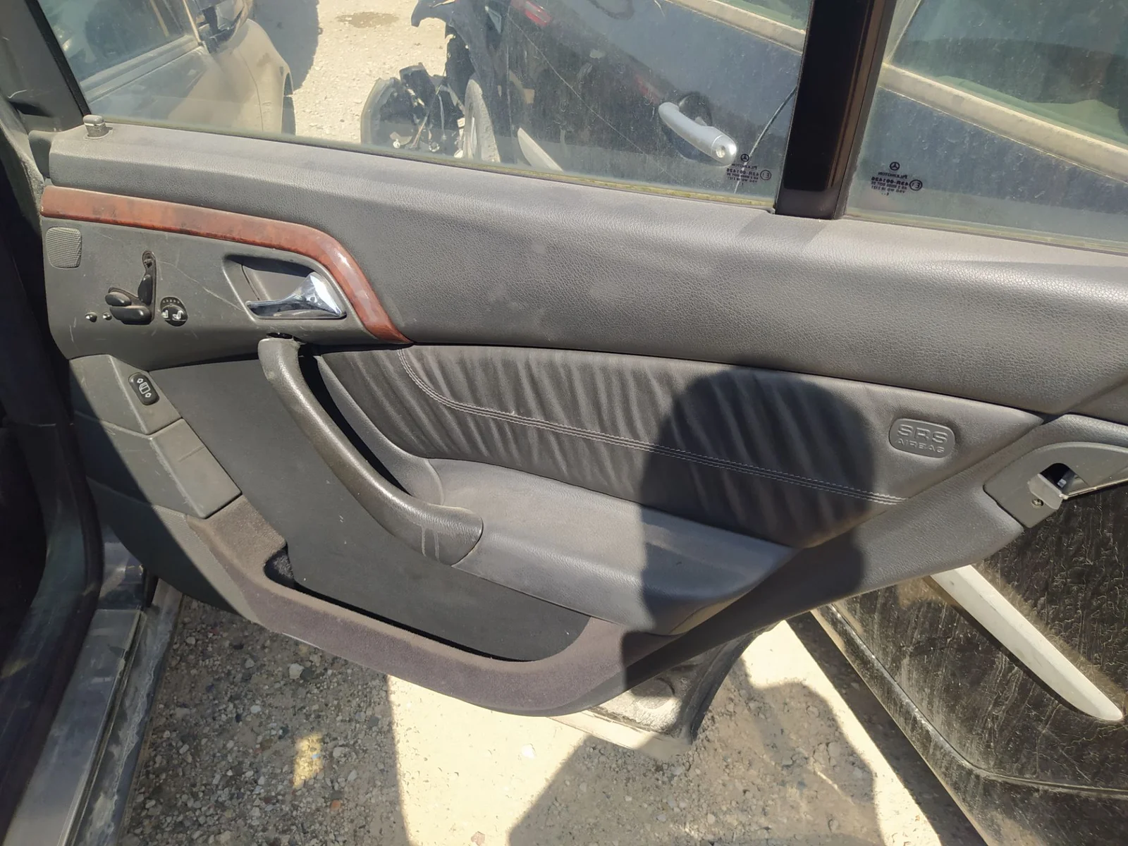 Foto de GUARNECIDO PUERTA TRASERA DERECHA MERCEDES-BENZ CLASE S (BM 220) BERLINA 5.0 V8 24V CAT (306 CV / 225 KW) referencia A2207309870 8H76