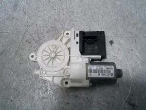 Foto de MOTOR ELEVALUNAS TRASERO DERECHO RENAULT MEGANE III BERLINA 5P 1.5 dCi Diesel (106 CV / 78 KW) referencia 827306548R foto 1
