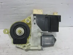 Foto de MOTOR ELEVALUNAS DELANTERO DERECHO CITROEN C4 SEDAN 1.6 16V HDi FAP (109 CV / 80 KW) referencia 9647441380 foto 2
