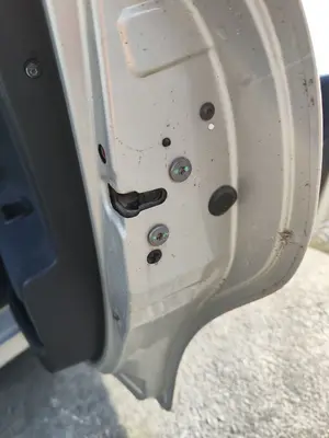 Foto de CERRADURA PUERTA TRASERA DERECHA PEUGEOT 207 1.4 HDi (68 CV / 50 KW) referencia 9137F9