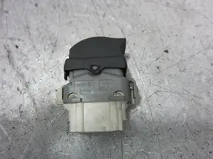 Foto de MANDO ELEVALUNAS DELANTERO DERECHO RENAULT ESPACE IV (JK0) 2.0 16V (136 CV / 100 KW) referencia 220510C foto 3