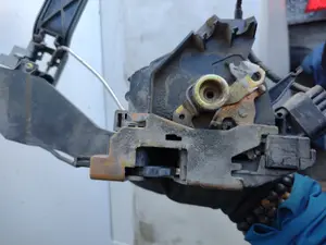 Foto de CERRADURA PUERTA DELANTERA IZQUIERDA FORD FOCUS BERLINA (CAK) 1.8 TDDI Turbodiesel CAT (90 CV / 66 KW) referencia A21813 foto 4