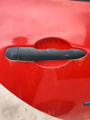 Foto de MANETA EXTERIOR TRASERA DERECHA RENAULT CLIO III 1.5 dCi Diesel CAT (86 CV / 63 KW)
