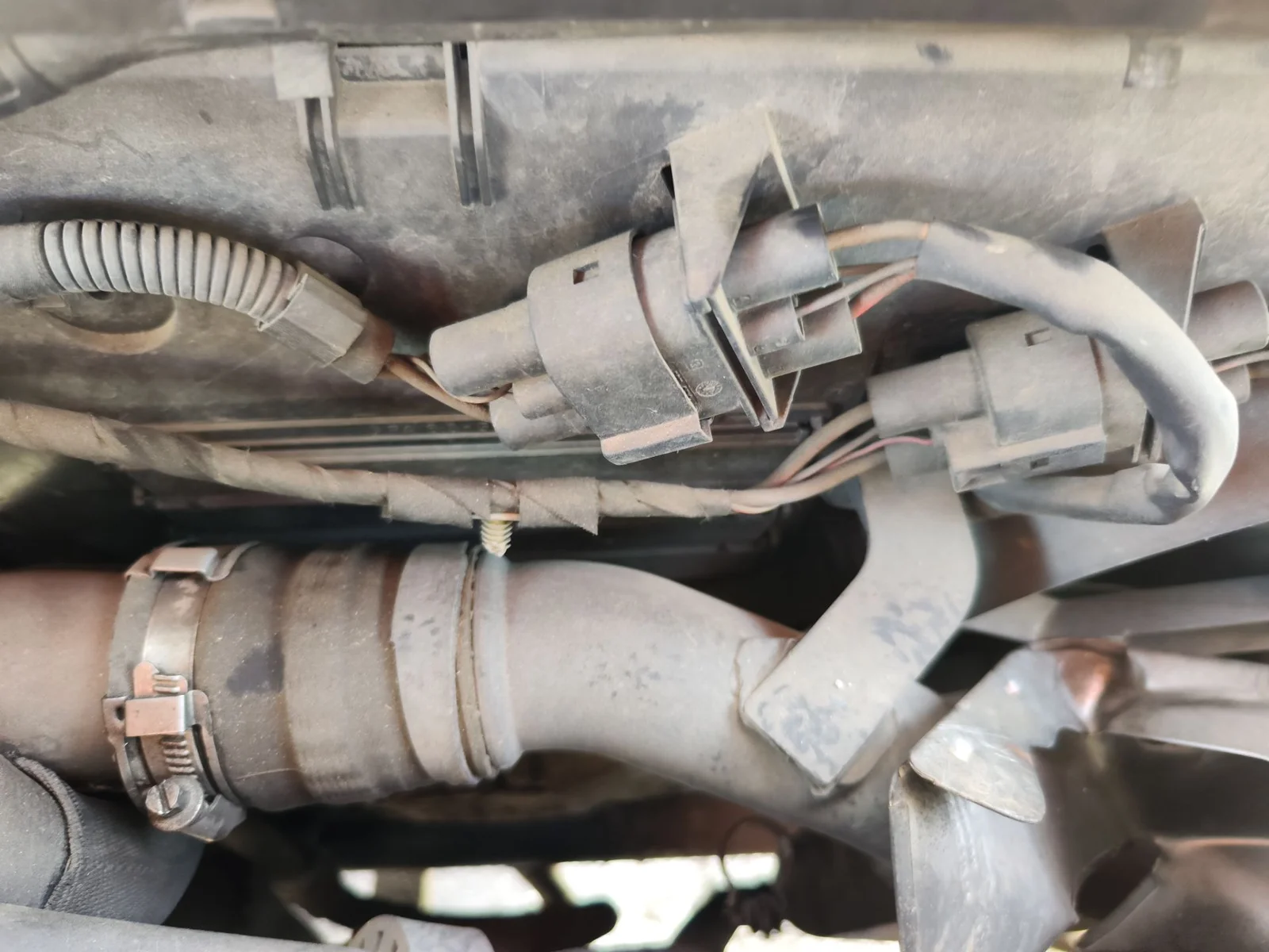 Foto de ELECTROVENTILADOR RADIADOR AIRE ACONDICIONADO AUDI Q7 (4L) 3.0 V6 24V TDI (233 CV / 171 KW)
