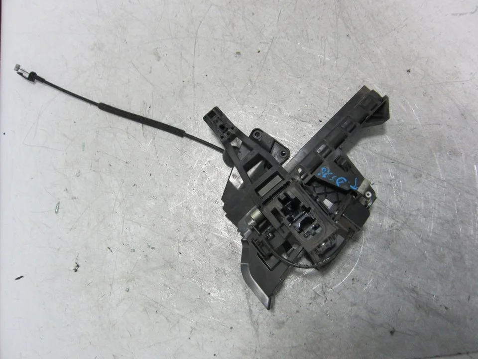 Foto de CERRADURA PUERTA DELANTERA DERECHA FORD FOCUS BERLINA (CB4) 1.6 16V CAT (101 CV / 74 KW) referencia 2400001