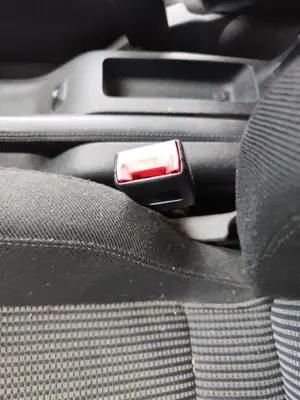 Foto de ENGANCHE CINTURON DELANTERO IZQUIERDO VOLKSWAGEN GOLF IV BERLINA (1J1)(10.1997) 1.9 TDI (131 CV / 96 KW)