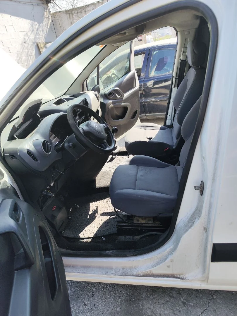 Foto de GOMAS CONTORNO PUERTA CITROEN BERLINGO FURGÓN 1.6 16V HDi FAP (75 CV / 55 KW)