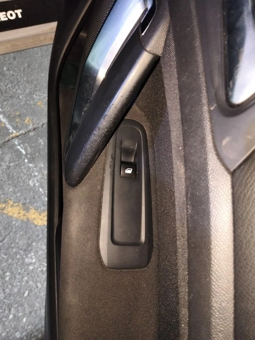 Foto de MANDO ELEVALUNAS DELANTERO DERECHO PEUGEOT 308
