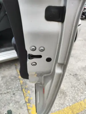 Foto de CERRADURA PUERTA DELANTERA DERECHA ALFA ROMEO 159 (140) 1.9 JTD (M) 16V CAT (150 CV / 110 KW)