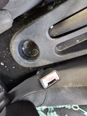 Foto de ENGANCHE CINTURON DELANTERO DERECHO RENAULT CLIO III 1.4 16V (98 CV / 72 KW)