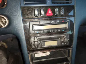Foto de SISTEMA AUDIO / RADIO CD MERCEDES-BENZ CLASE E (BM 210) BERLINA 3.0 Turbodiesel CAT (177 CV / 130 KW)