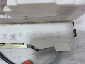 Foto de CERRADURA PUERTA DELANTERA DERECHA CITROEN C4 BERLINA 1.6 16V CAT (NFU / TU5JP4) (109 CV / 80 KW) referencia 9660699780F foto 6