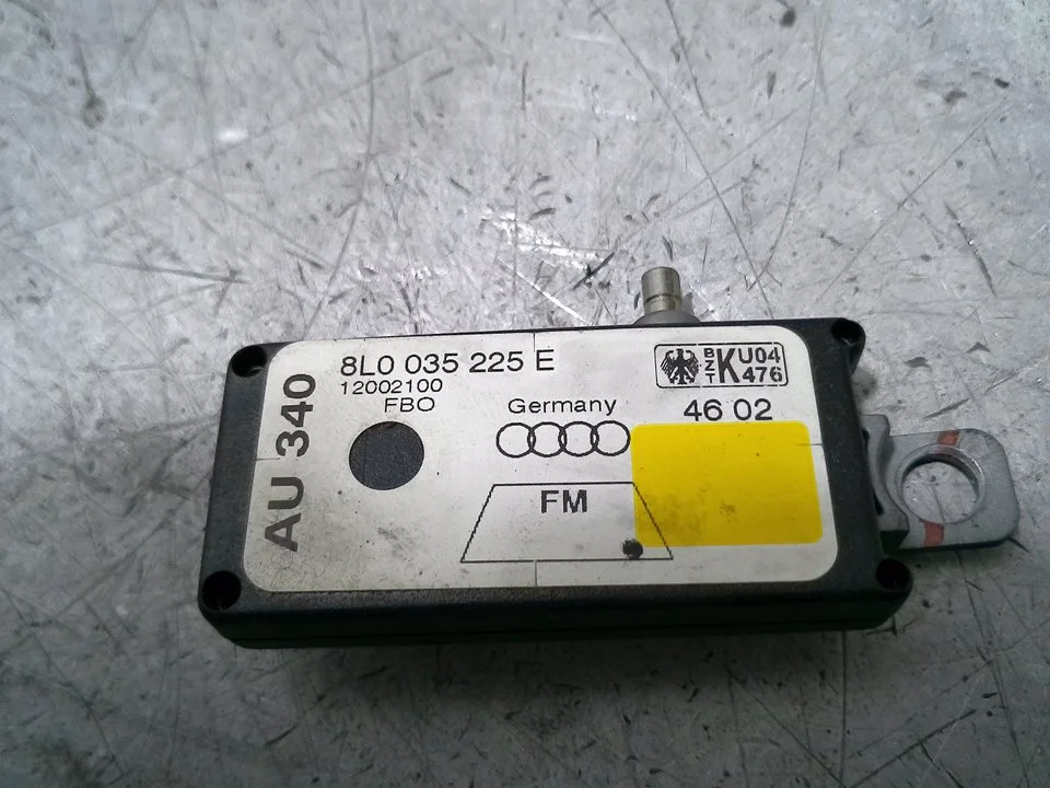 Foto de AMPLIFICADOR DE ANTENA AUDI A3 (8L) 1.9 TDI (101 CV / 74 KW) referencia 8L0035225E