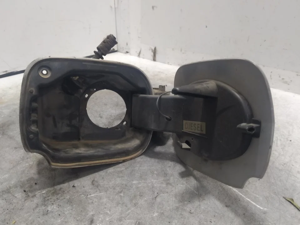 Foto de TAPA EXTERIOR COMBUSTIBLE RENAULT CLIO III 1.5 dCi Diesel (68 CV / 50 KW) referencia 8200383466