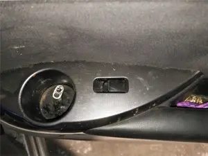Foto de MANDO ELEVALUNAS TRASERO DERECHO MITSUBISHI GRANDIS (NA0W)