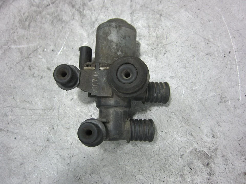 Foto de VALVULA INTERCAMBIO DE CALEFACCION BMW SERIE 3 BERLINA (E46) 2.0 16V Diesel CAT (136 CV / 100 KW) referencia 64118369805