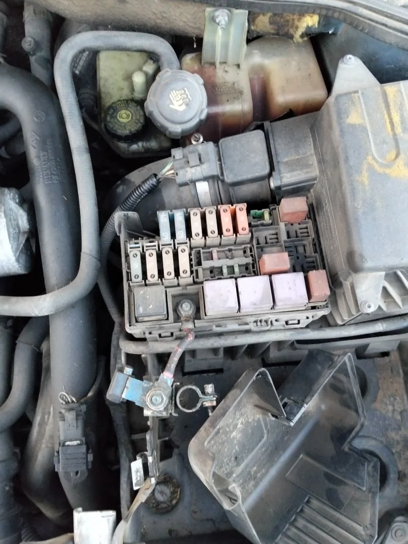 Foto de CAJA RELES / FUSIBLES RENAULT LAGUNA II (BG0) 1.9 dCi Diesel CAT (101 CV / 74 KW)
