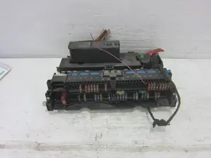 Foto de CAJA RELES / FUSIBLES BMW SERIE 3 BERLINA (E46) 2.0 16V Diesel CAT (136 CV / 100 KW) referencia MR19990610